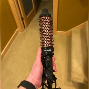 Amika Blowout Babe Thermal Ionic Hairbrush